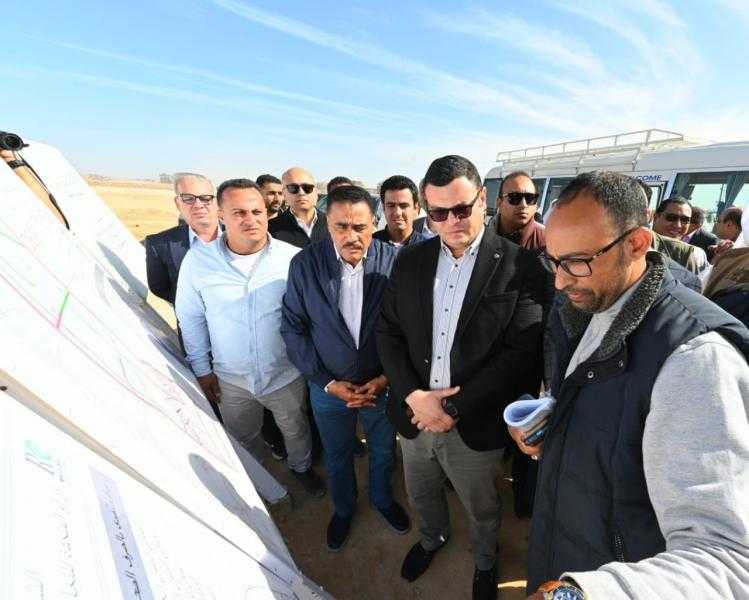 وزير الإسكان ومحافظ مطروح يتفقدان أعمال الطرق والمرافق للأراضى البديلة بمنطقة ”شمس الحكمة”