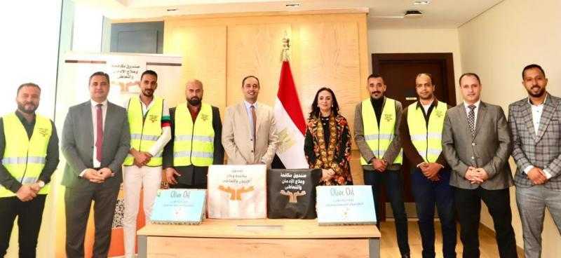 المتعافون من الإدمان بمركز العزيمة مطروح يهدون وزيرة التضامن باكورة إنتاجهم من زيت الزيتون