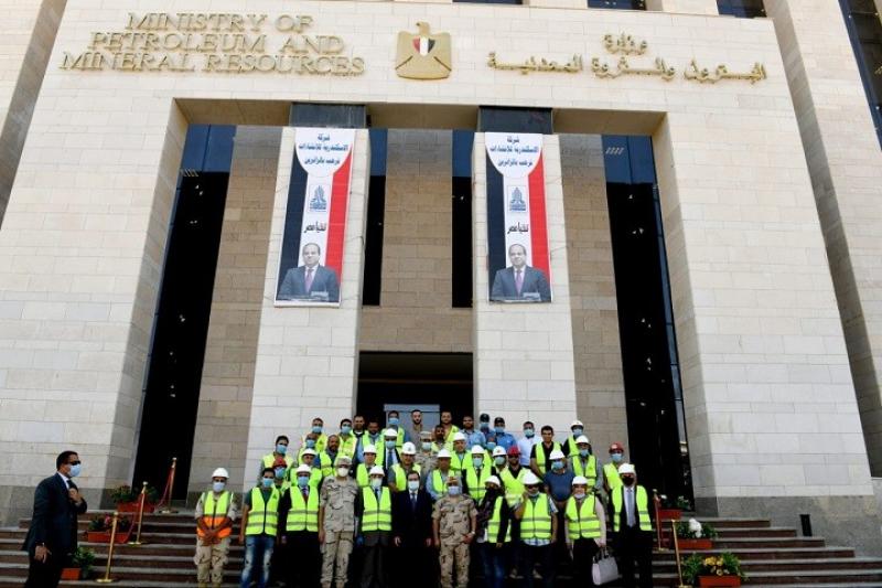 البترول تكشف حقيقة تعطل سفينة إعادة التغويز بالعين السخنة