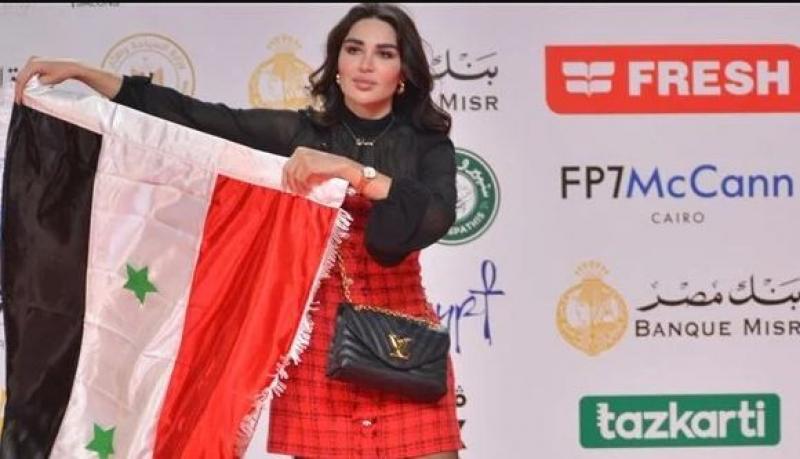 سارة نخلة بعد ظهورها بعلم سوريا بـ”القاهرة السينمائي”: فخورة كوني سورية مصرية