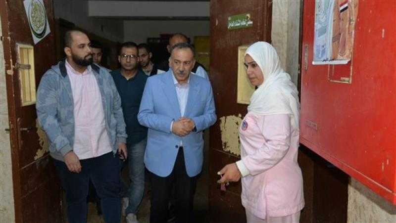 محافظ أسيوط يحيل 6 أطباء للتحقيق خلال جولة مفاجئة لمستشفى ديروط المركزي