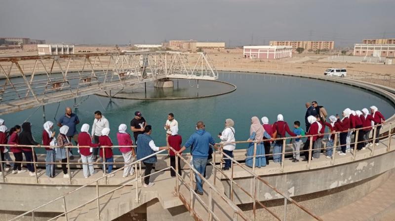 جهاز العاشر من رمضان يستقبل طلاب مدرستين للتعرف على المشروعات الحيوية بالمدينة