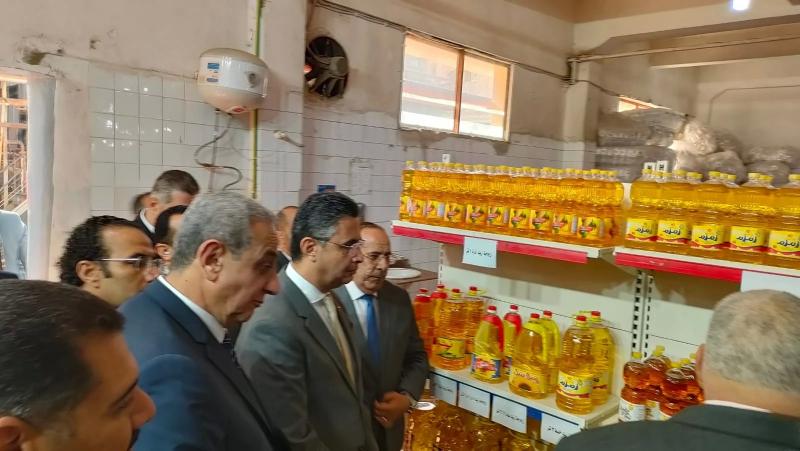 جولة وزير التموين بطنطا تكشف توافر زيت الطعام لطرحه على البطاقات وبالمجمعات