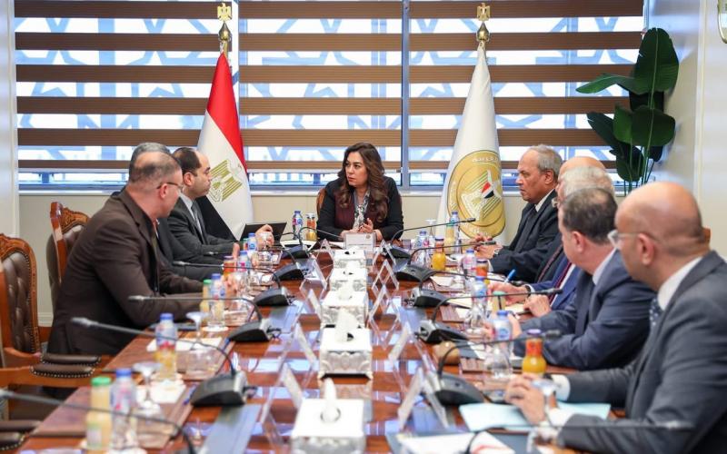 وزيرة التنمية المحلية تلتقى وفداً من تنسيقية شباب الأحزاب والسياسيين