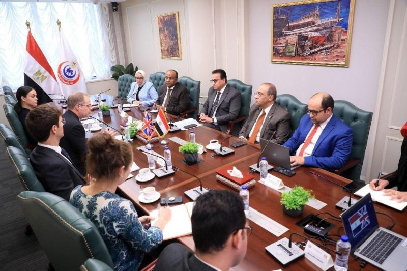 وزير الصحة يستقبل السفير الإنجليزي لدى القاهرة لبحث سبل التعاون بين البلدين