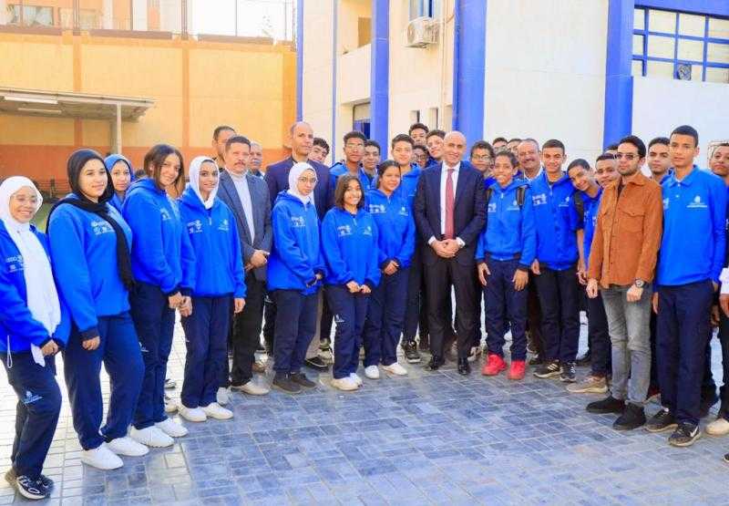 وزير التعليم يزور مدرسة للتكنولوجيا التطبيقية ويتفقد الورش والمعامل
