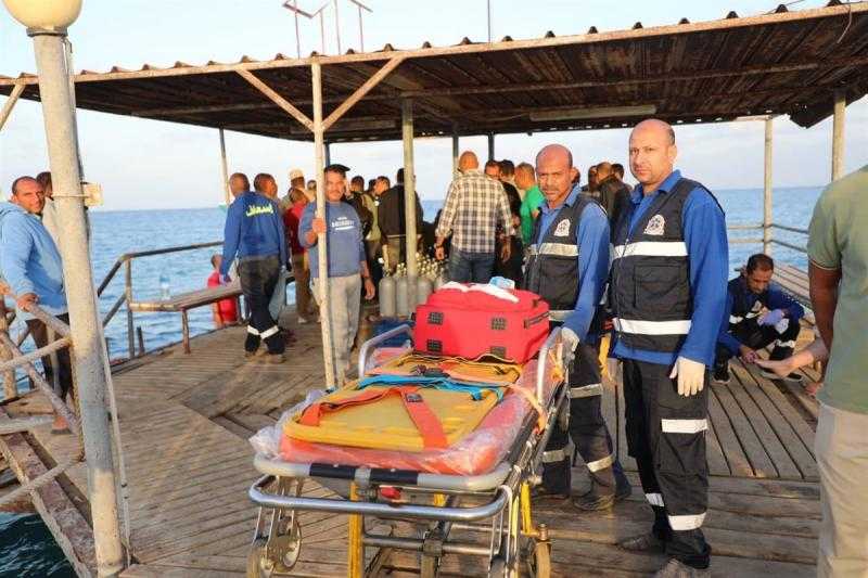 القوات البحرية تشارك في إنقاذ عدد من الأفراد بنطاق البحر الأحمر.. صور