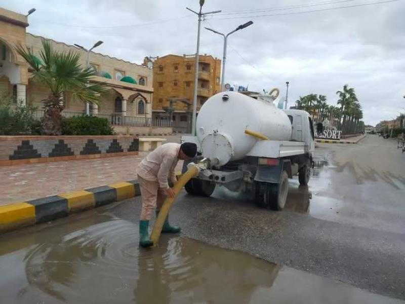 محافظ كفر الشيخ يتابع جهود كسح مياه الأمطار في بلطيم