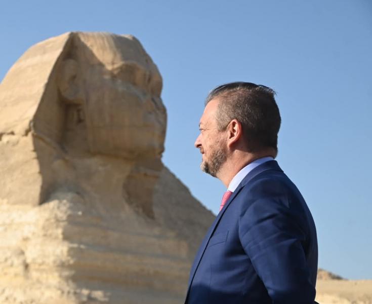 رئيس البارالمبية الدولية يزور أهرامات الجيزة.. صور