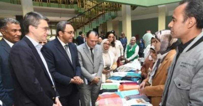 محافظ قنا والمدير الإقليمي للبنك الدولي يتفقدان المصانع في كلاحين قفط