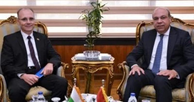 وزير الطيران يلتقى سفير بلغاريا لدراسة إمكانية تعديل اتفاقية النقل الجوى