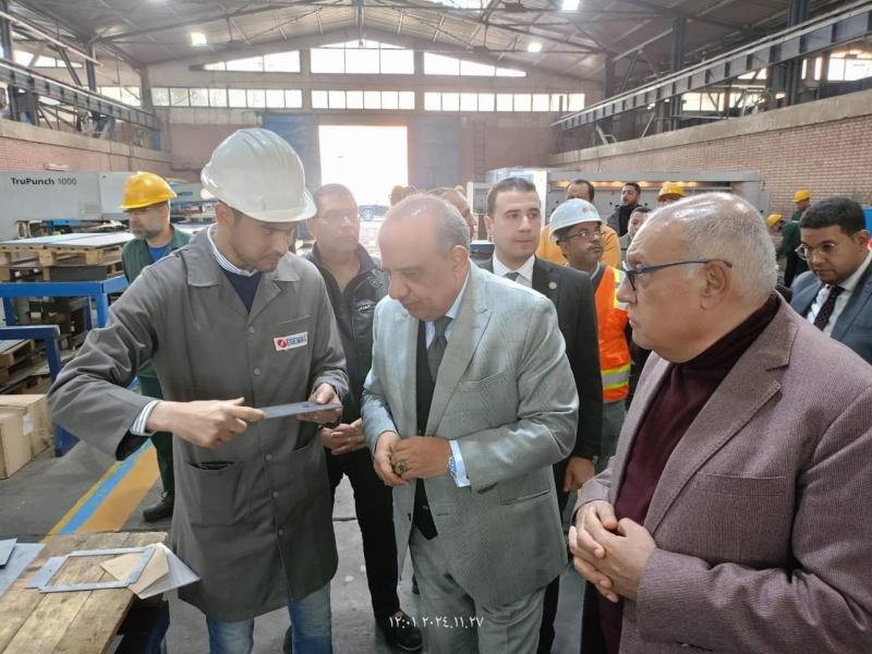 وزير الكهرباء يجتمع برؤساء ومديري القطاعات ليستعرض استراتيجية العمل وخطة التشغيل لخطوط الإنتاج