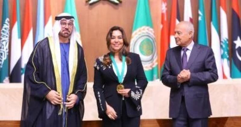 وزيرة التنمية المحلية تتسلم جائزة التميز الحكومي العربي كأفضل محافظ