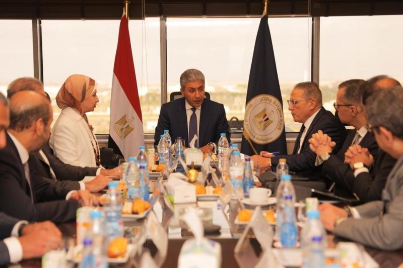 وزير السياحة يناقش المبادرات المختلفة التي تقدمها الدولة لتشجيع الاستثمار السياحي مع رئيس مجلس إدارة الاتحاد المصري للغرف السياحية