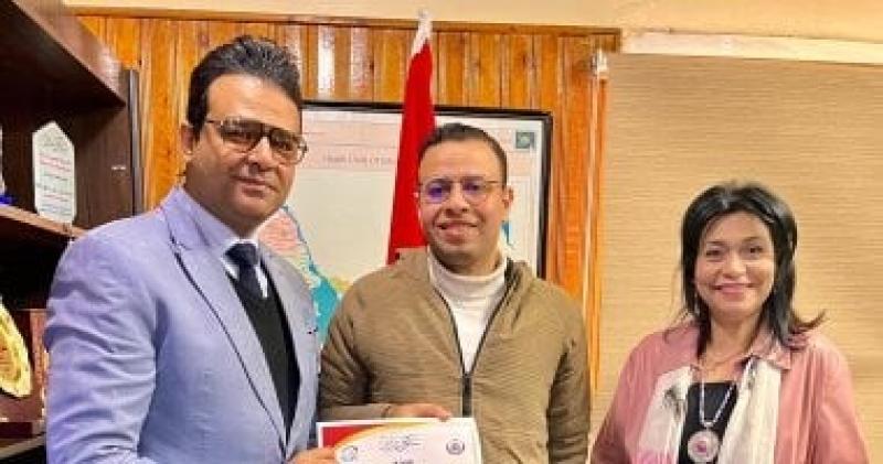 وكيل ”صحة سوهاج” يكرم أطباء قسم العلاج الطبيعى بمستشفى حميات طهطا