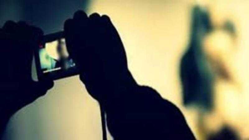 محاكمة عاجلة لعامل نظافة صور زميلتيه أثناء تغيير ملابسهما بالشيخ زايد