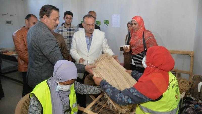 محافظ أسيوط يتفقد مشروع تدوير مخلفات أشجار الموز