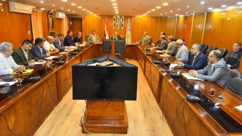محافظ أسيوط يوجه بفتح منافذ لبيع الخضراوات والفاكهة بأسعار مخفضة