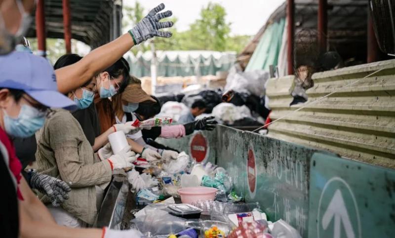 نشطاء من السلام الأخضر يصعدون على متن سفينة بتروكيماويات مطالبون بـ”معاهدة قوية بشأن البلاستيك”