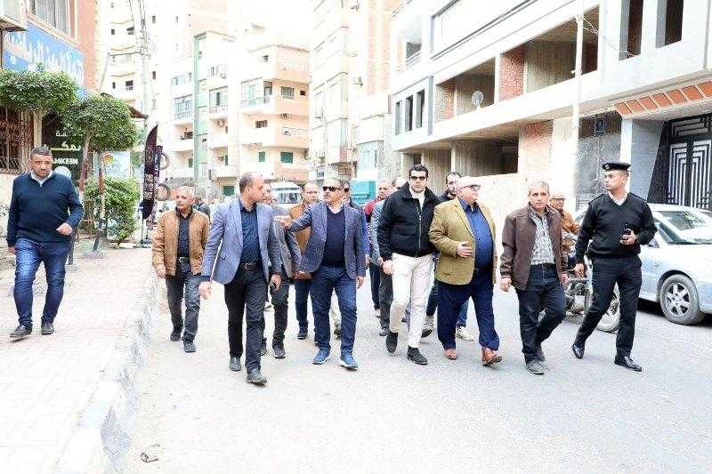 محافظ الشرقية يتفقد المحاور المرورية المقترحة لحل أزمة المرور بالزقازيق.. صور