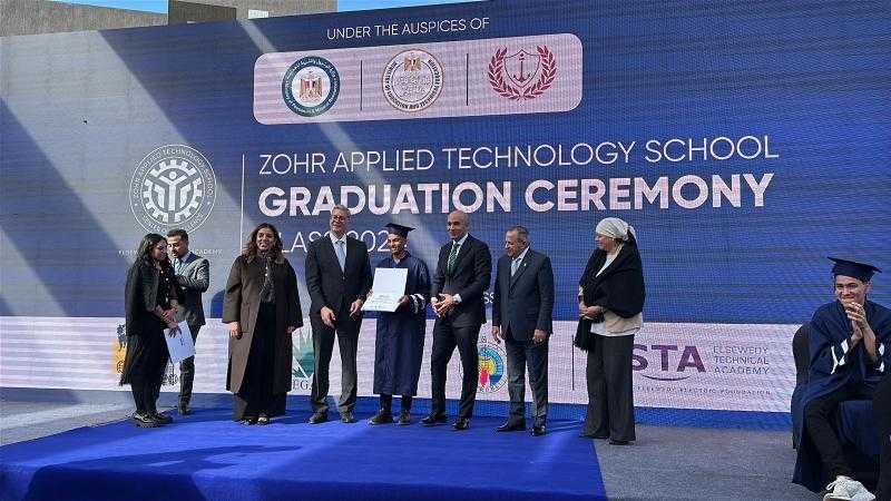 تكريم الطلاب المتفوقين في مدرسة ظهر ببورسعيد بحضور وزيري التعليم والبترول