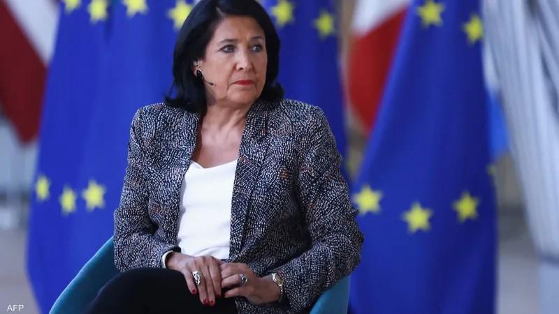 رئيسة جورجيا ترفض التخلي عن مهام منصبها وسط أزمة سياسية
