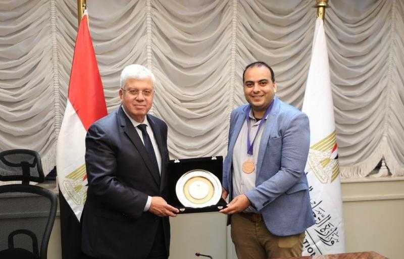 وزير التعليم العالي يكرم المهندس مصطفى السيد لحصوله على الميدالية البرونزية في معرض الاختراعات بكوريا الجنوبية