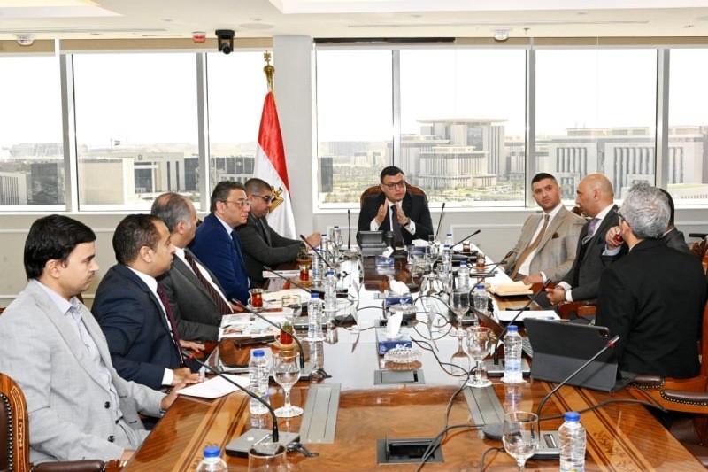وزير الإسكان يبحث مع مسئولي شركة «سُكنى» سبل التعاون فى تطوير مناطق المقابر القائمة