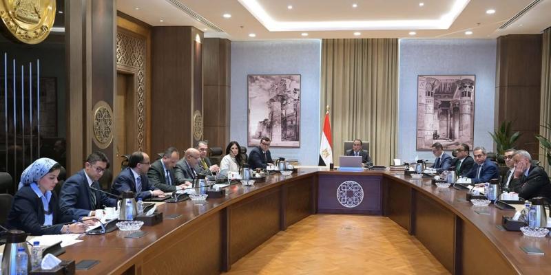 رئيس الوزراء يعقد اجتماعاً لمناقشة مسودة قانون إنشاء مناطق المال والأعمال في مصر