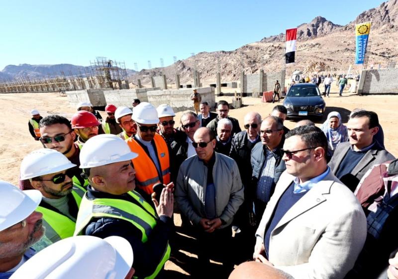 وزير الإسكان: ننفذ طريق مطار سانت كاترين في أفضل صورة ممكنة