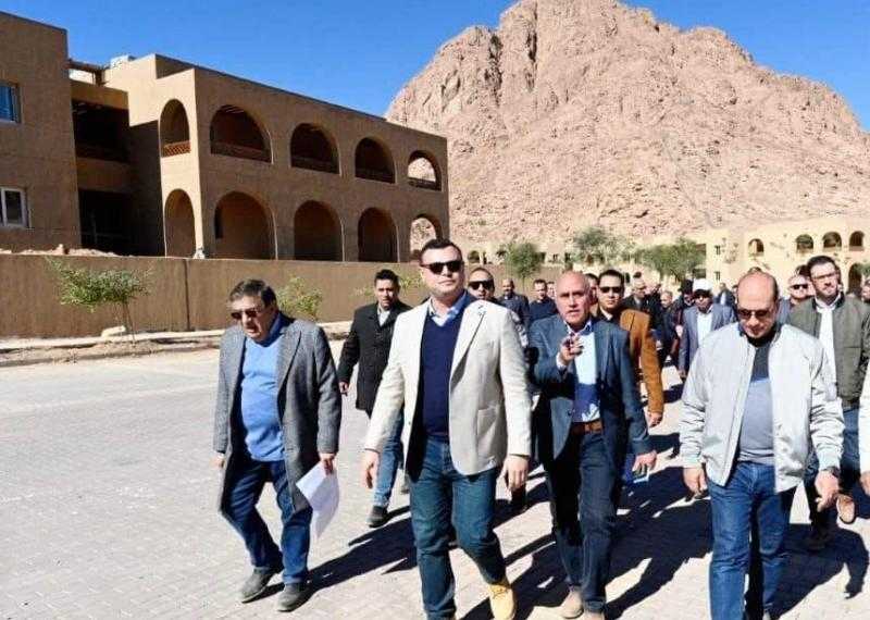 وزير الإسكان يتفقد سير العمل بمنطقة الزيتونة في سانت كاترين.. صور