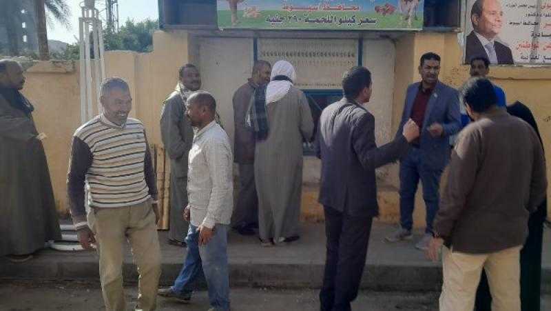 بـ 290 جنيها للكيلو.. رئيس مركز ديروط يفتتح منفذا لبيع اللحوم البلدية