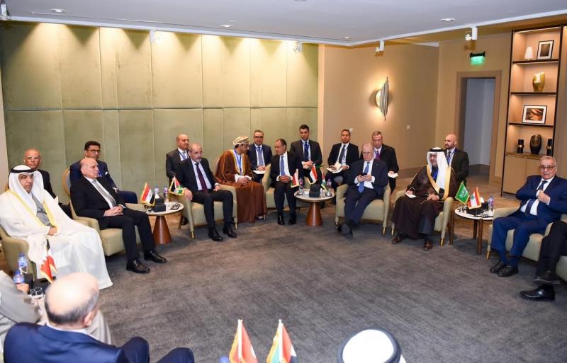 وزير الخارجية يعقد اجتماع تشاوري عربى على هامش مؤتمر القاهرة الوزارى لتعزيز الاستجابة الانسانية فى غزة