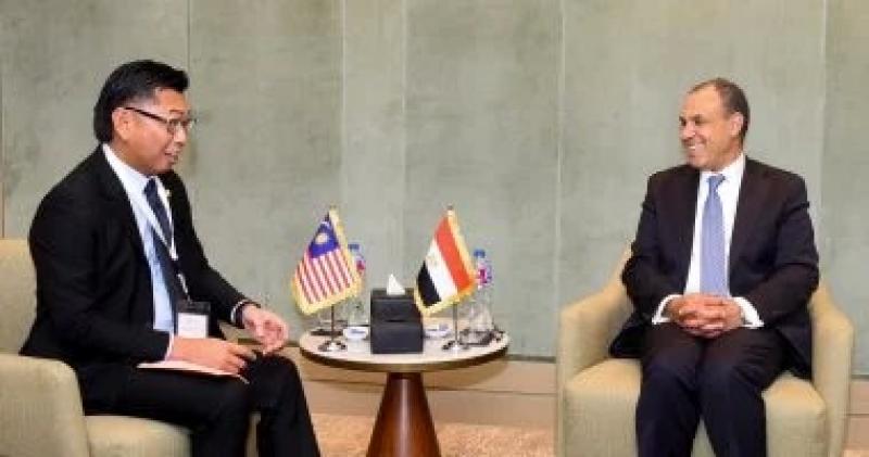 وزير الخارجية والهجرة يلتقي بنائب وزير خارجية ماليزيا