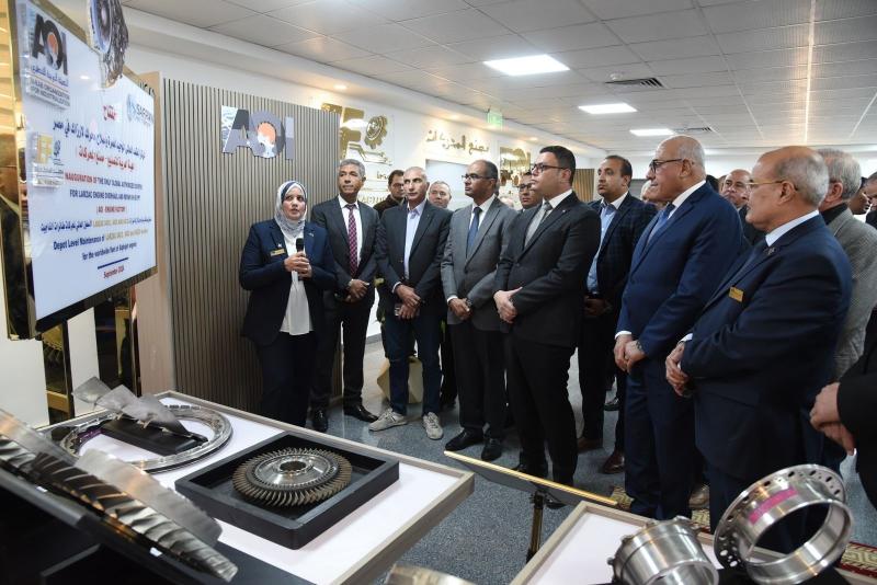 وزير الإسكان ورئيس الهيئة العربية للتصنيع يتفقدان مركز التصنيع الرقمي بمصنع المحركات