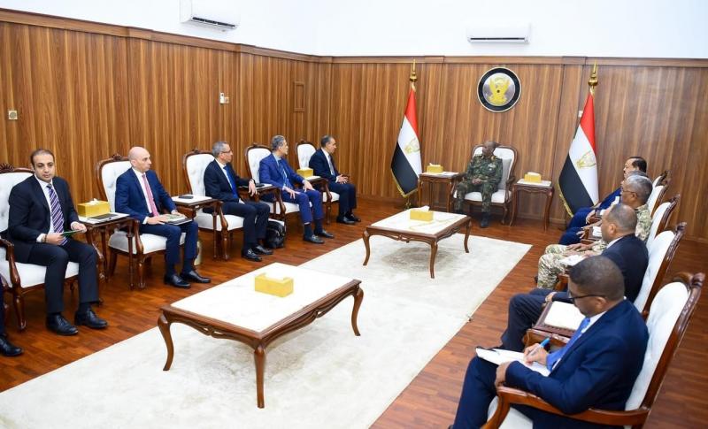 وزير الخارجية ينقل رسالة رئيس الجمهورية إلى الفريق أول ركن عبد الفتاح البرهان رئيس مجلس السيادة الانتقالي السوداني