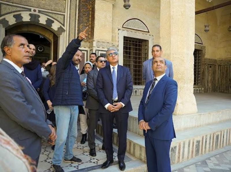 وزير السياحة يوجه بسرعة الانتهاء من أعمال ترميم بعض المباني الأثرية بالقلعة.. صور