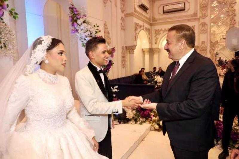 محافظ المنوفية يُشارك في حفل زفاف عروسين من الأيتام