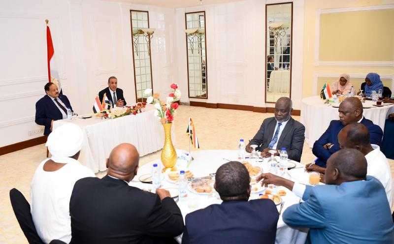 وزير الخارجية يلتقي مجموعة من السياسيين السودانيين وممثلي المجتمع المدني خلال زيارته لبورسودان