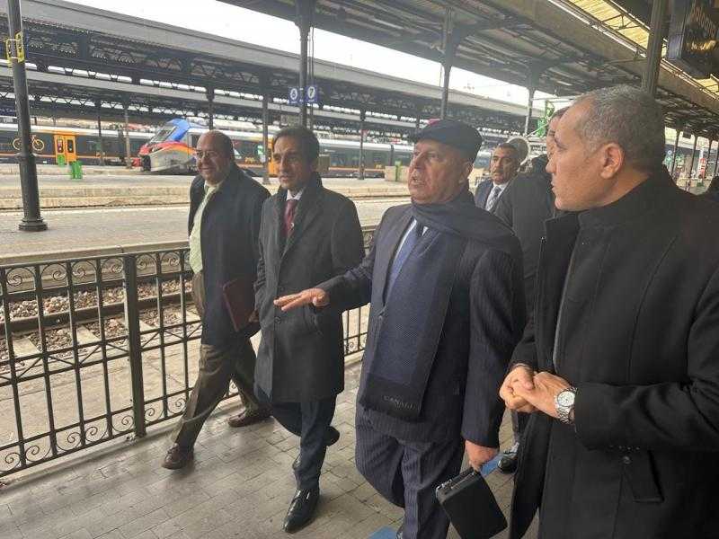 وزير النقل يتفقد محطات شبكة القطارات السريعة في ايطاليا ويستقل القطار من روما حتى ميلان