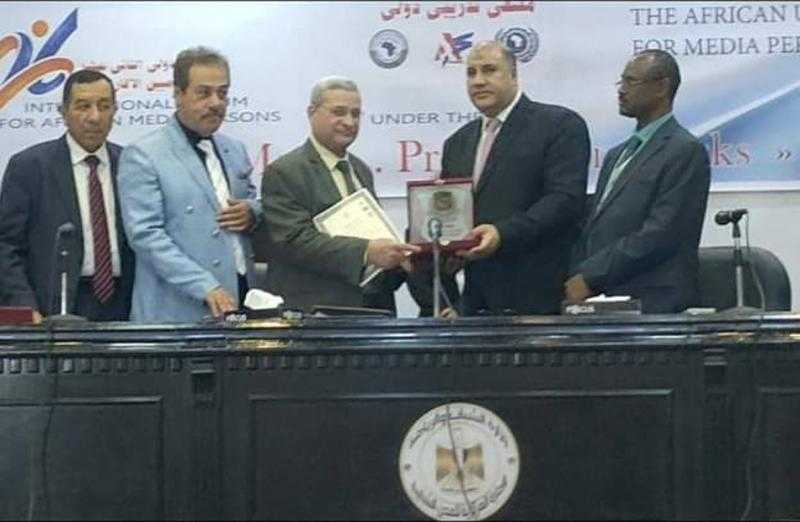 تكريم المتحدث الرسمي لجامعة الأزهر بجائزة النيل في العلوم الإنسانية