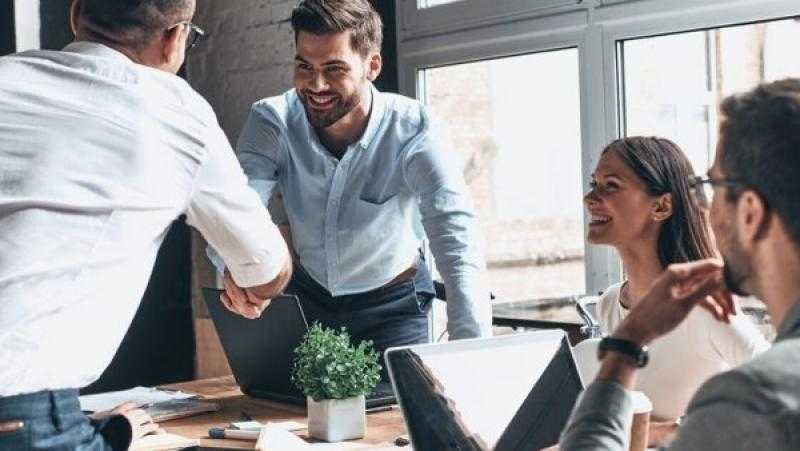 ممارسة الرياضة وواجبات تقدم للموظفين.. أستاذ طب نفسي يصف البيئة المثالية للعمل