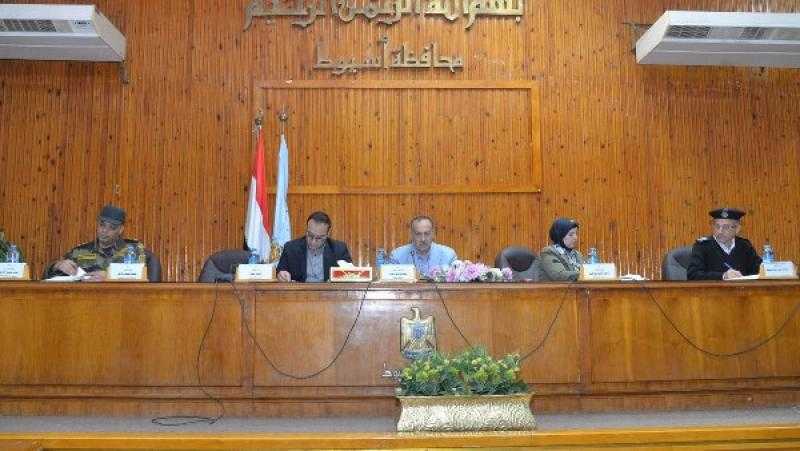 محافظ أسيوط يستعرض موقف مبادرة «مشروعك»
