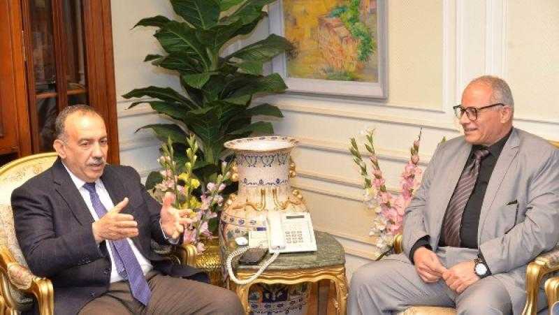 محافظ أسيوط يلتقي وفداً من النقابة العامة للعاملين بالخدمات الصحية