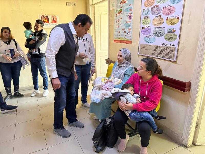 وزير الصحة يتفقد مركز طب أسرة الشيراتون ويعفي المديرة ويحيل المقصرين للتحقيق