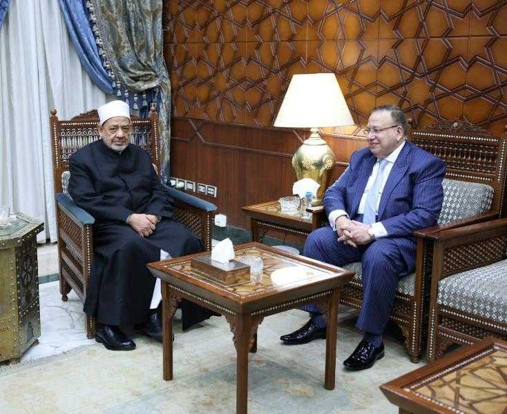 نقيب الأشراف للإمام الأكبر: المؤسسات الدينية ستظل يدًا واحدة تحت مظلة الأزهر