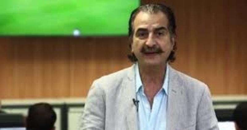 ناقد رياضي: محمد صلاح لديه فريق عمل يضم 19 شخصا