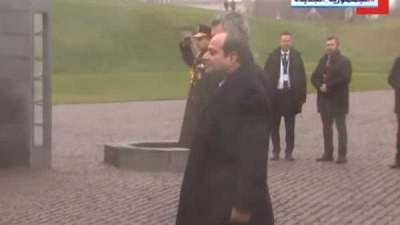 الرئيس السيسي يضع إكليلا من الزهور على النصب التذكاري بالقلعة الأثرية في الدنمارك