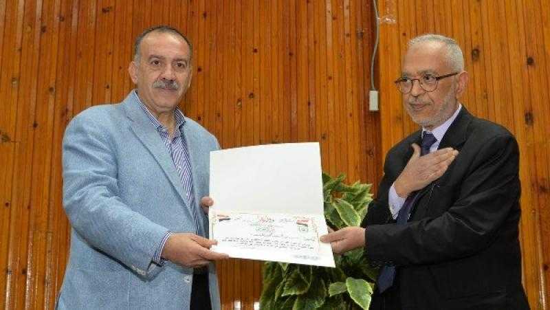 محافظ أسيوط يكرم مواطنا تبرع بفيلا وفدان أرض لصالح المشروعات الخدمية