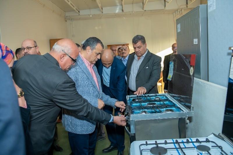 أدوات منزلية بأسعار مخفضة.. وزير الإنتاج الحربي يتفقد أحد منافذ بيع المنتجات المدنية.. صور